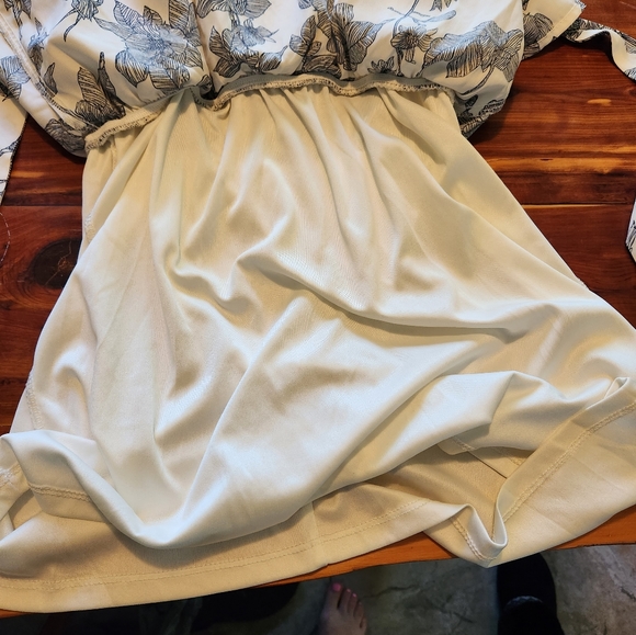 White Dress with black flowers - Picture 4 of 4